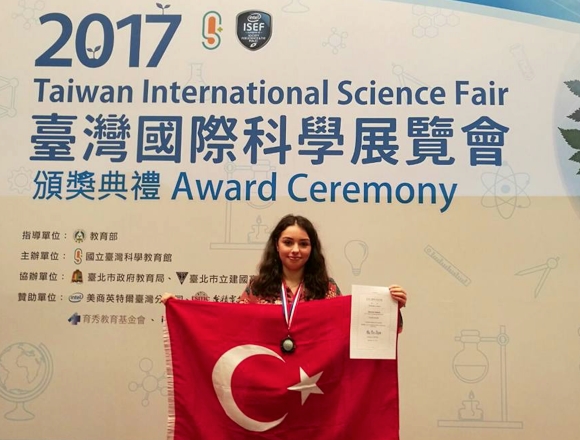 Türk Lise Öğrencisinin Başarısı